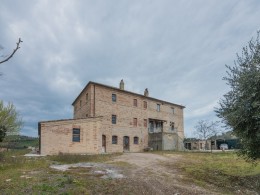 UNFINISHED FARMHOUSE FOR SALE IN FERMO IN THE MARCHE in a wonderful panoramic position immersed in the rolling hills of the Marche